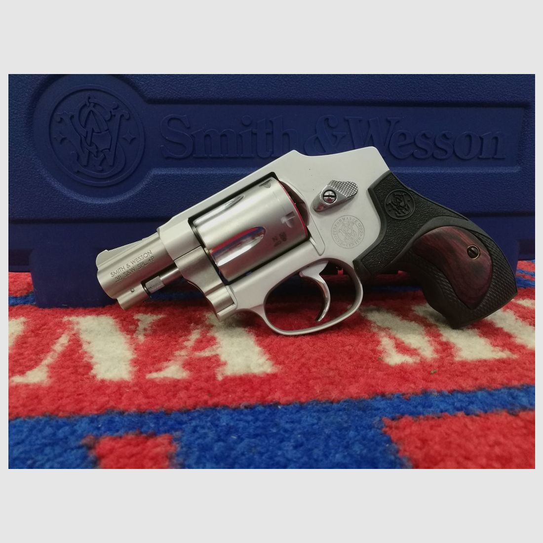 Smith & Wesson mod 642, afbeelding 1 van 2
