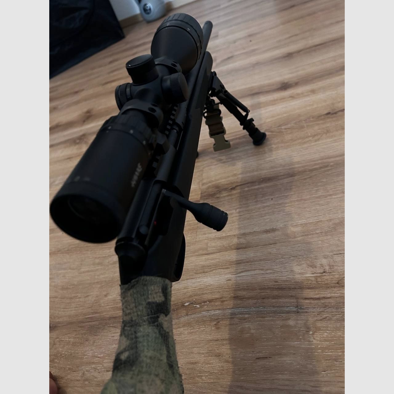 Savage Arms  Repetierbüchse 93R17 FV mit Schalldämpferaufnahme Cal .17 HMR/ Hawke x12 Optik beleuchtetes Absehen (grün/rot) MOA/ Zweibein