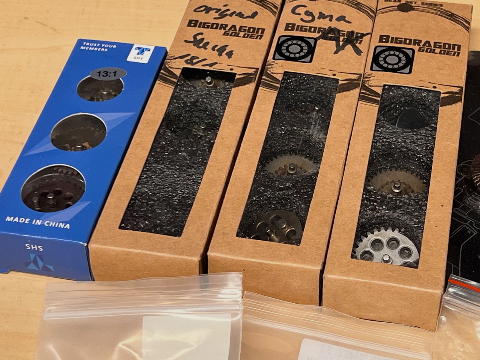 Konwój oryginalnych zestawów Gear różnych producentów, takich jak Cyma, G&G i inni