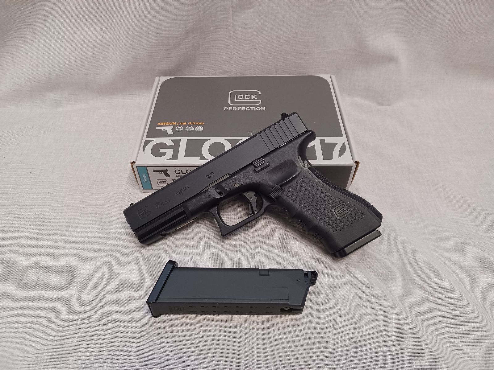 Glock 17 Gen4 / 4,5 mm BB / BlowBack / CO2 / Pistole / OVP (21)