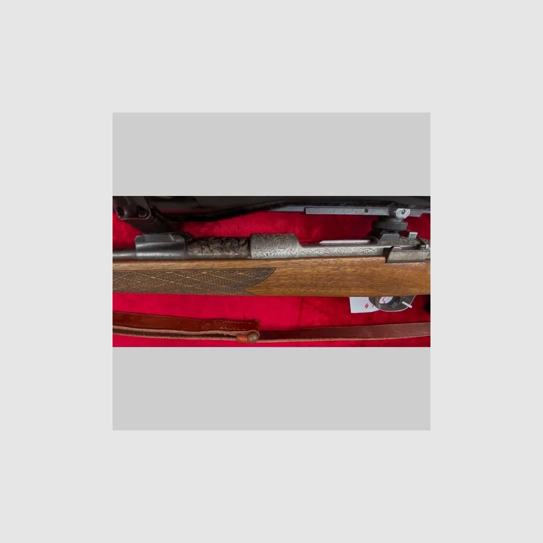 Mauser Modell 98 Cal. 300 WinMag mit sehr schönen Silbereinlagen und tiefen Gravuren 