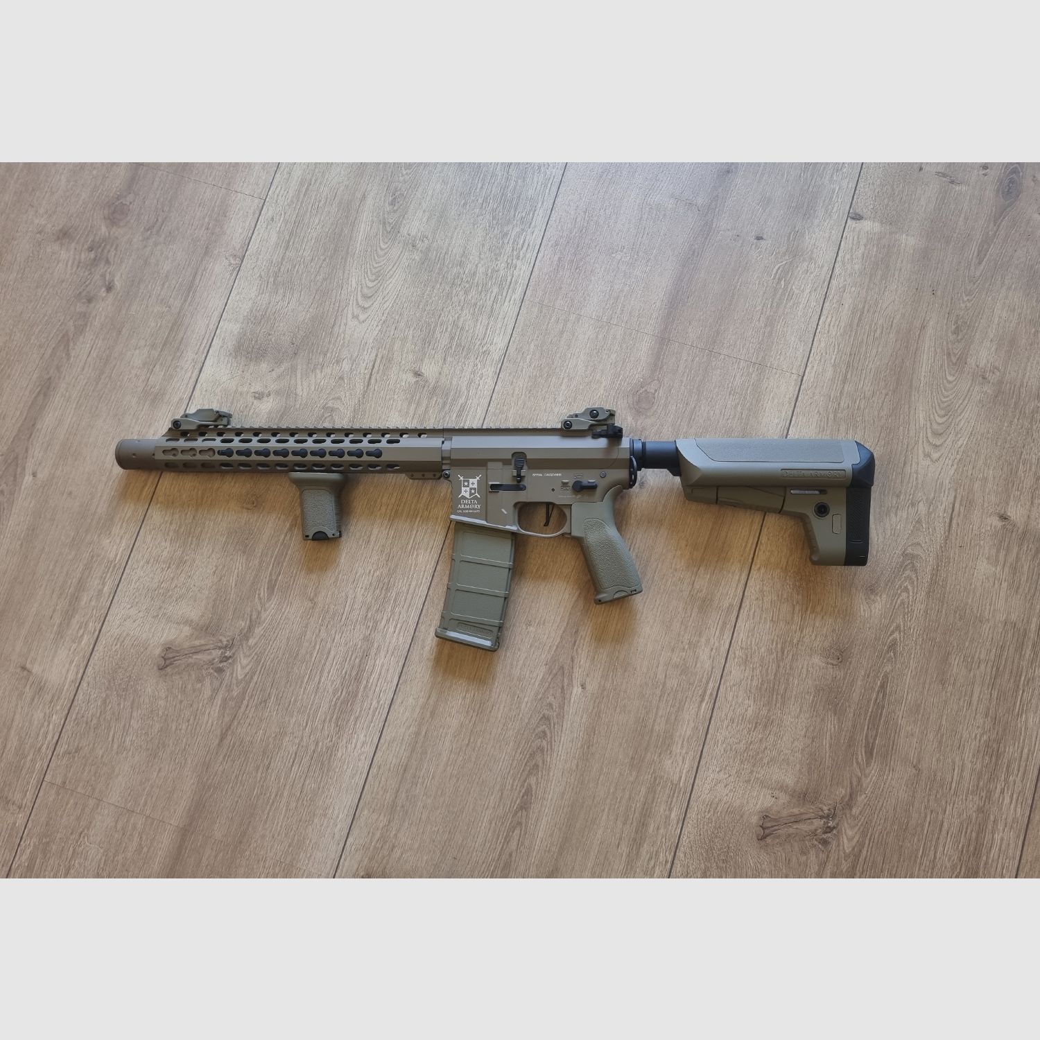 AR15 SilentOps DMR ALPHA Vollmetall Delta Armory Tan S-AEG Airsoft Gewehr Frei ab 18 Jahren