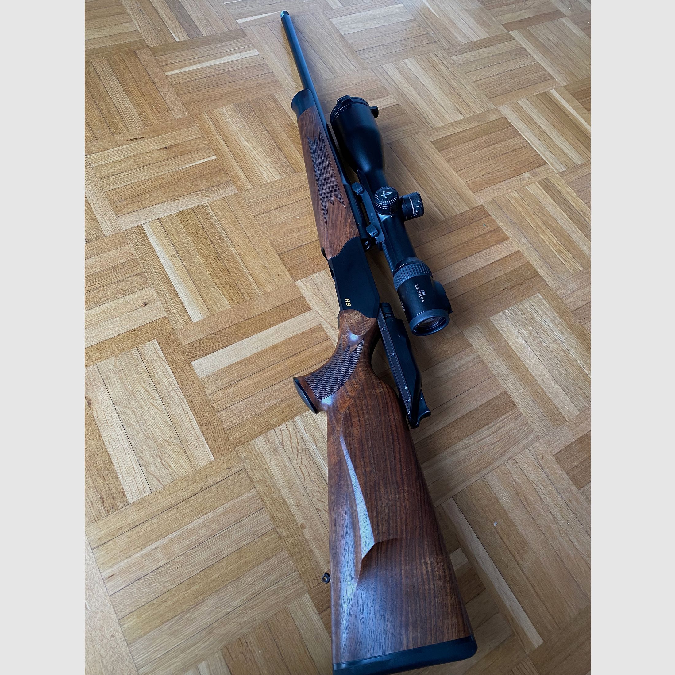 Blaser R8 Holz Standard mit Swarovski Z8i 2,3-18x56