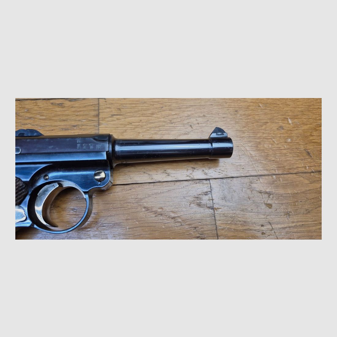 Wunderschöner und atypischer Luger P08 – Herstellung Erfurt 1916 – Waffe 100% einheitlich nummeriert – Wunderschöne professionelle Brünierung – Mechanik mehr als ausgezeichnet – Ästhetik hervorragend – Lauf ausgezeichnet, nahezu neu – Wunderschöner Luger, symbolisch für die Geschichte! – TBE++, Bild 22 von 25