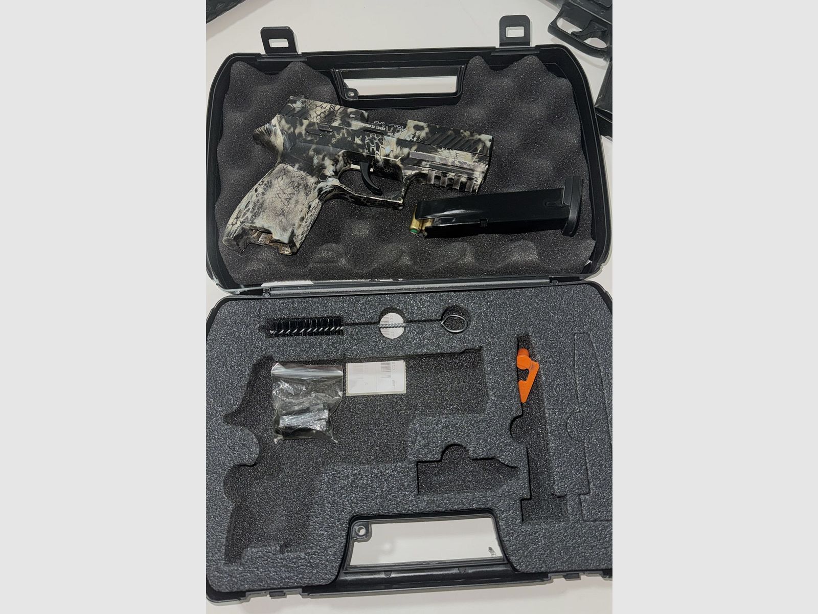 SIG Sauer P320 Schreckschuss 9mm P.A.K. – Kamuflaż – w zestawie z magazynkiem – PTB