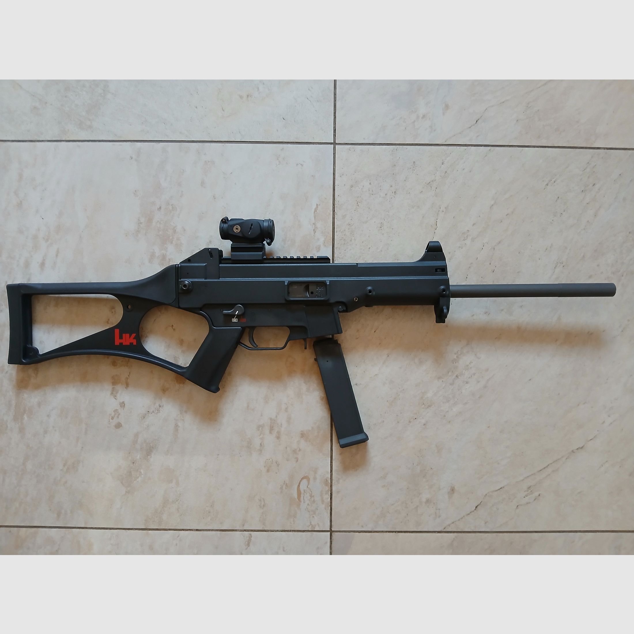 Heckler & Koch USC, Tasche, Munition und Aimpoint Dutry RDS