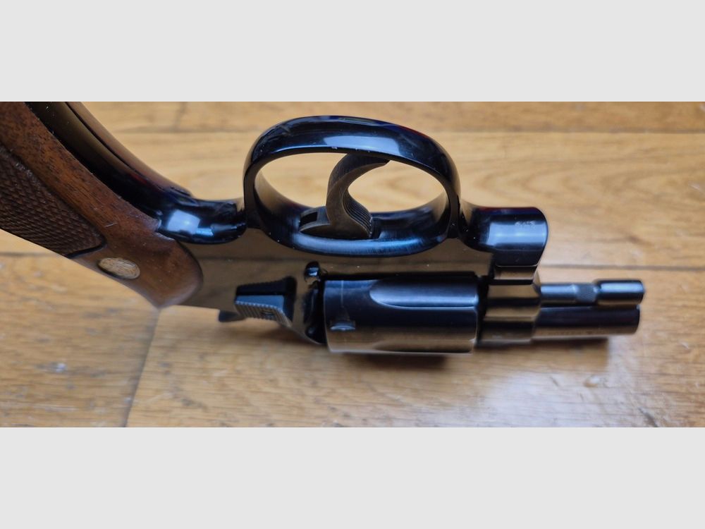 Rzadki i bardzo piękny rewolwer Smith&Wesson Mod 12-1 – Rzadka wersja Air Weight Military and Police z 1905 roku – Specjalny stop w ramie i bębnie ze stali – 6 strzałów (a nie 5!) w kalibrze 38 SP – Nowa lufa 2 cale – Oszałamiająca broń o …. 520 gramach w ramie KA! – Duży brat Smith 37 – Piękna konstrukcja Smith z wielkich lat – Broń z 1962 roku – W stanie jak nowa! – TBE+/TBE++, zdjęcie 11 z 23