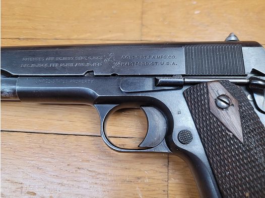 Rare pistolet Colt 1911 (pas 1911 A1 !) – Le mythe originel ! – Arme militaire de 1918 – Cal. d&rsquo;origine 45 ACP – Très beau bronzage d&rsquo;origine – Canon en très bon état – Mécanique impeccable – Plaquettes, vis, chargeur conformes et en TBE – Il ne fait pas du tout ses ….106 ans ! Très bon état !