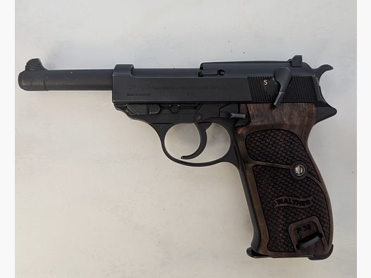 Walther P38 (Carl Walther Waffenfabrik Ulm/Do.), cal. 9 mm Luger – Cat. B – 3 magazines, 2 pairs of grips