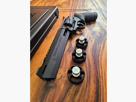 Taurus Raging Hunter 8 3/8" .44 Mag. incluso 3x HKS Speedloader – Condizioni come nuovo