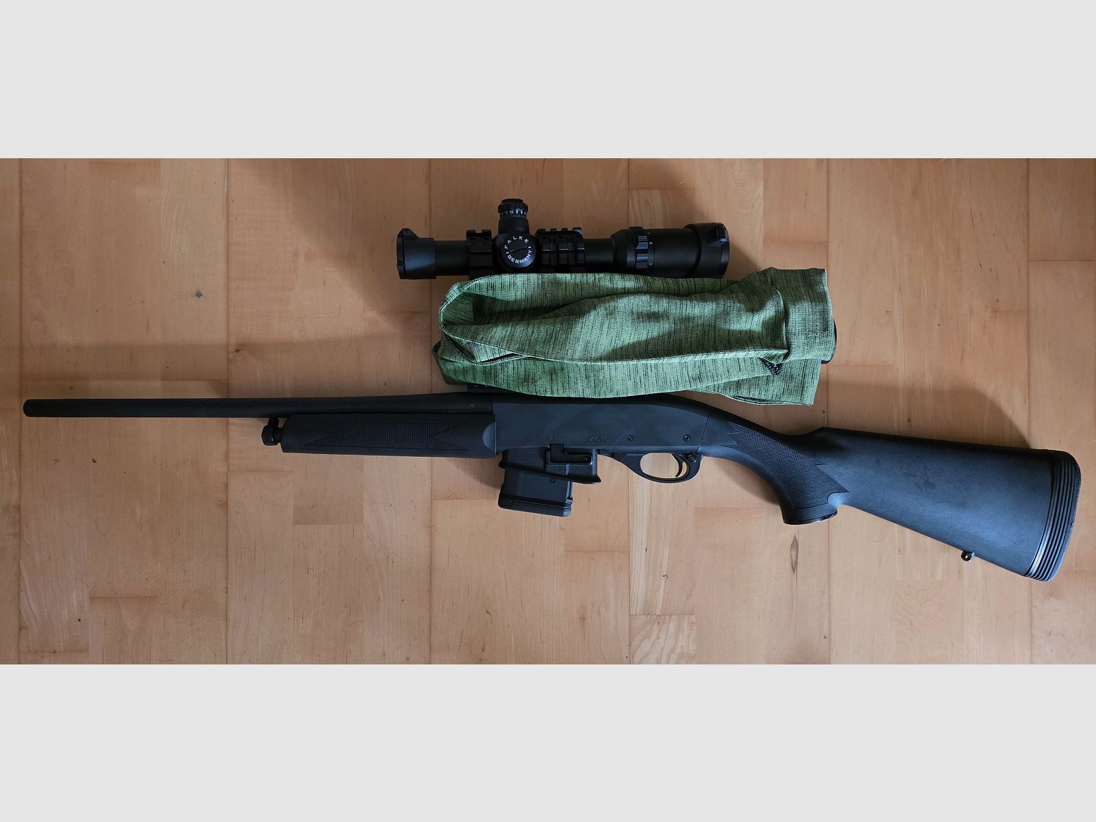 Remington 7615 Police carabina a ripetizione con calcio anteriore, calibro .223 Rem, inclusa ottica da caccia Falke 1-6x24, montaggio a blocco, borsa in pelle, condizioni eccellenti