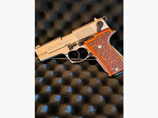 ⚠️ ¡Atención disolución de colección! ⚠️ Atención coleccionistas de armas Walther, Walther P88 Compact Nickel con empuñaduras de madera y decoraciones en la madera, calibre 9mmPAK, PTB 764, Solo se disparó un cargador una vez para prueba, Ópticamente y funcionalmente en un estado impecable, ¡Absolutamente como nuevo!
