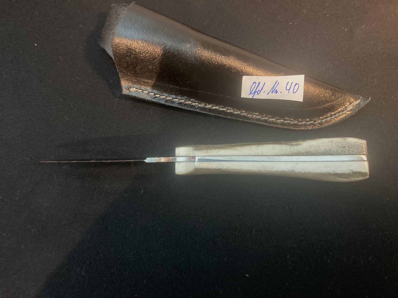 Nóż do pasa, nóż myśliwski, uchwyt z poroża jelenia, czarna skórzana pochwa