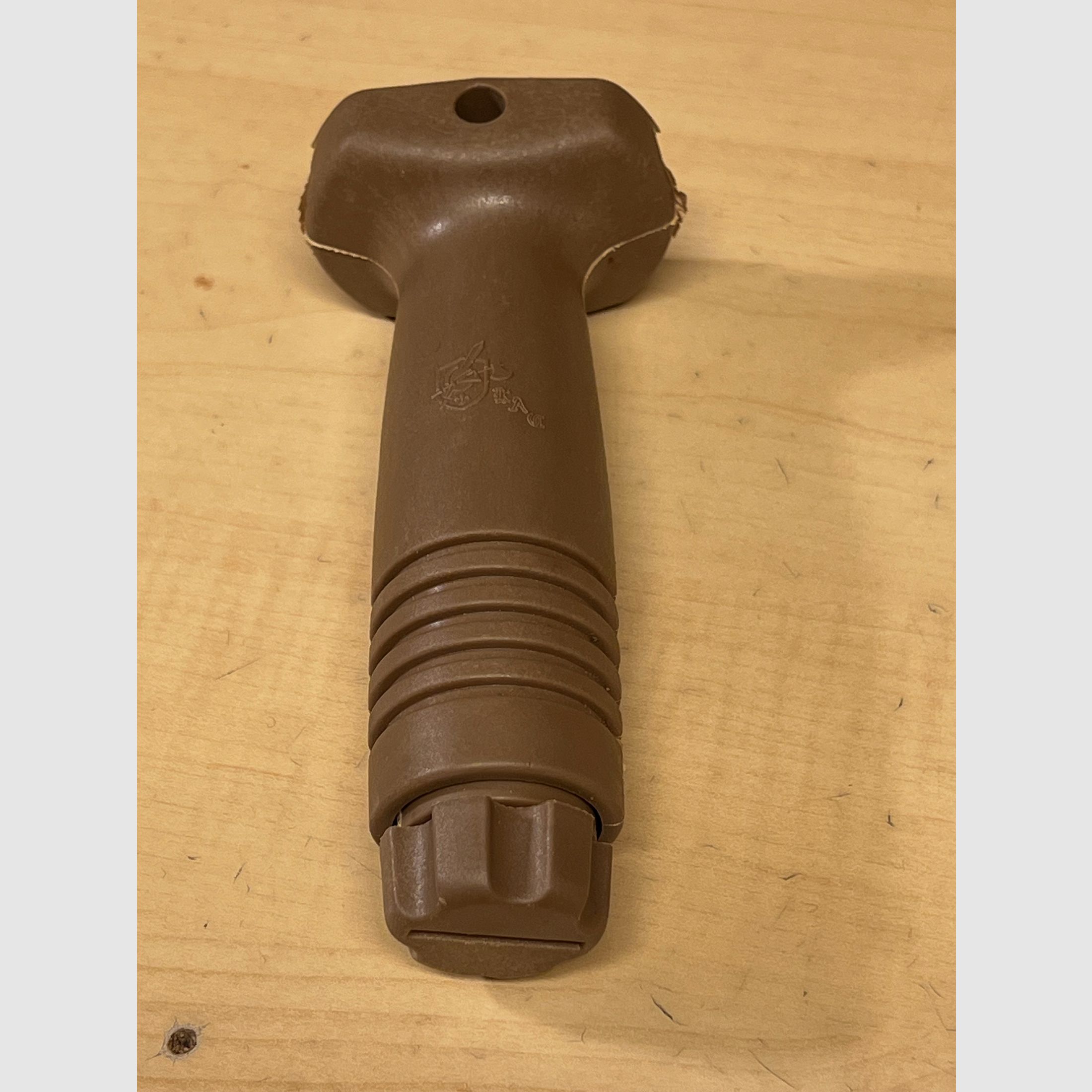 Vertical front grip for Airsoft in Coyote long version