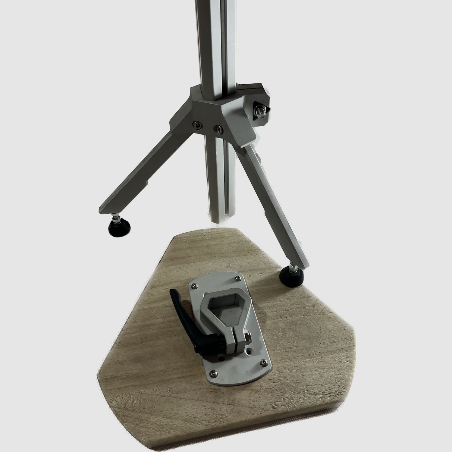 Footstool including adjustable feet