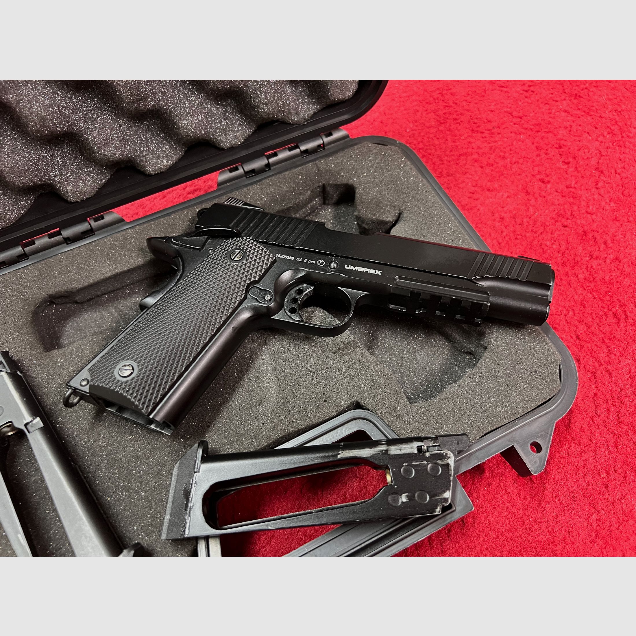 Umarex  Elite Force 1911 TAC in schwarz 6mm C02 Version mit 2 Magazinen.