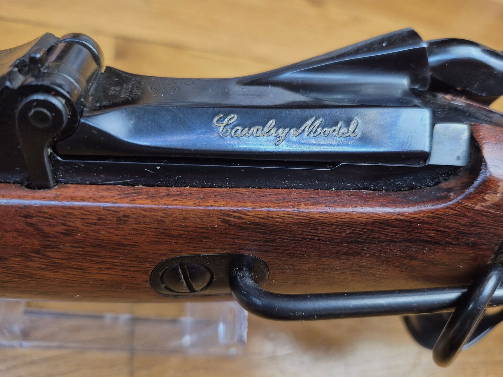 Wspaniała karabina Springfield Trapdoor Model 1873 – Model oficerski – Produkcja USA przez Harrington & Richardson – Broń z 1973 roku – Kaliber 45-70 Gvt – Broń z Little Big Horn – Wspaniałe wykończenia – Drewno najwyższej jakości i marmurkowe części metalowe – Mechanika w doskonałym stanie – Nowa lufa 22 cale – TBE+++, zdjęcie 30 z 39