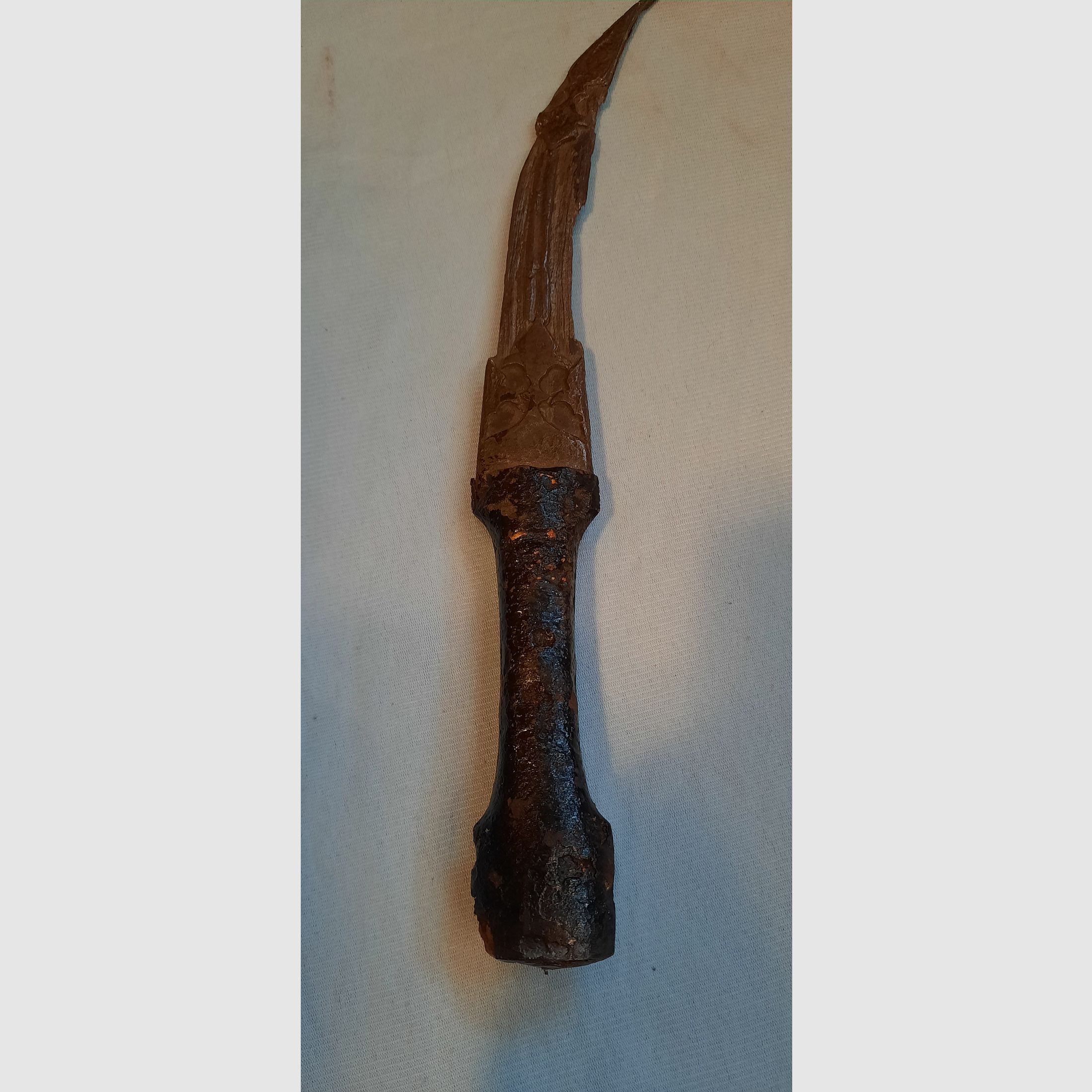 Historischer antiker Krummdolch aus Grabungsfund