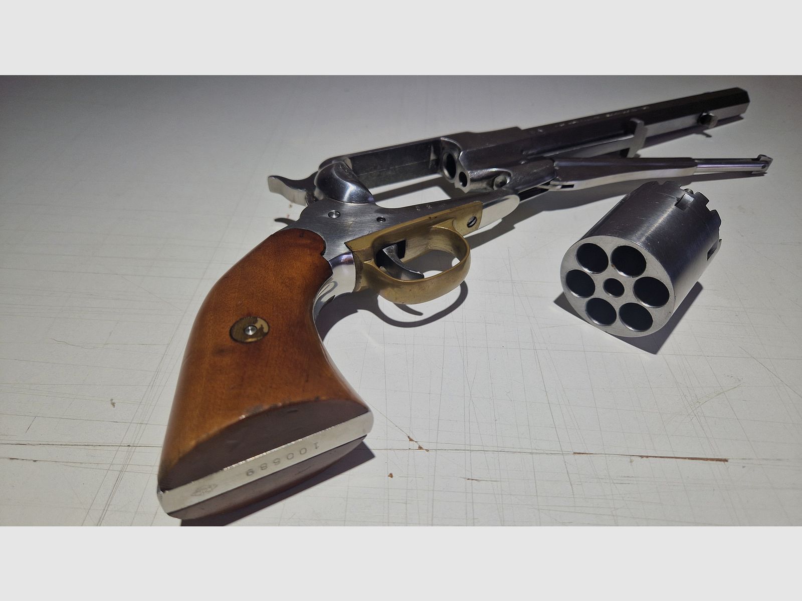 Revólver de percusión Pietta 44 con cañón de 8 pulgadas