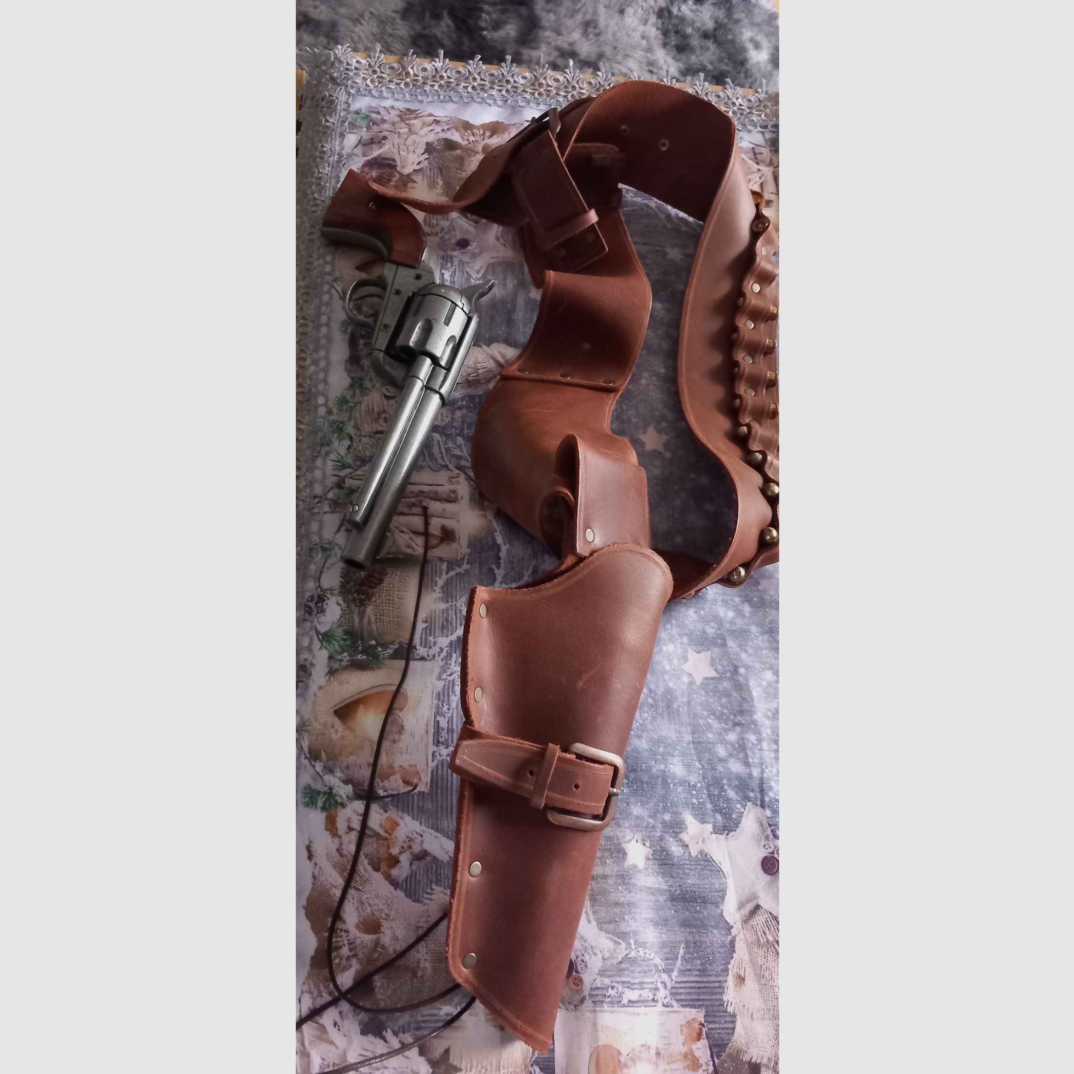 Westernholster Echtleder Mit Deko Patronen und Revolver 