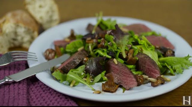 Sommerlicher Salat mit gebratenem Rehrücken