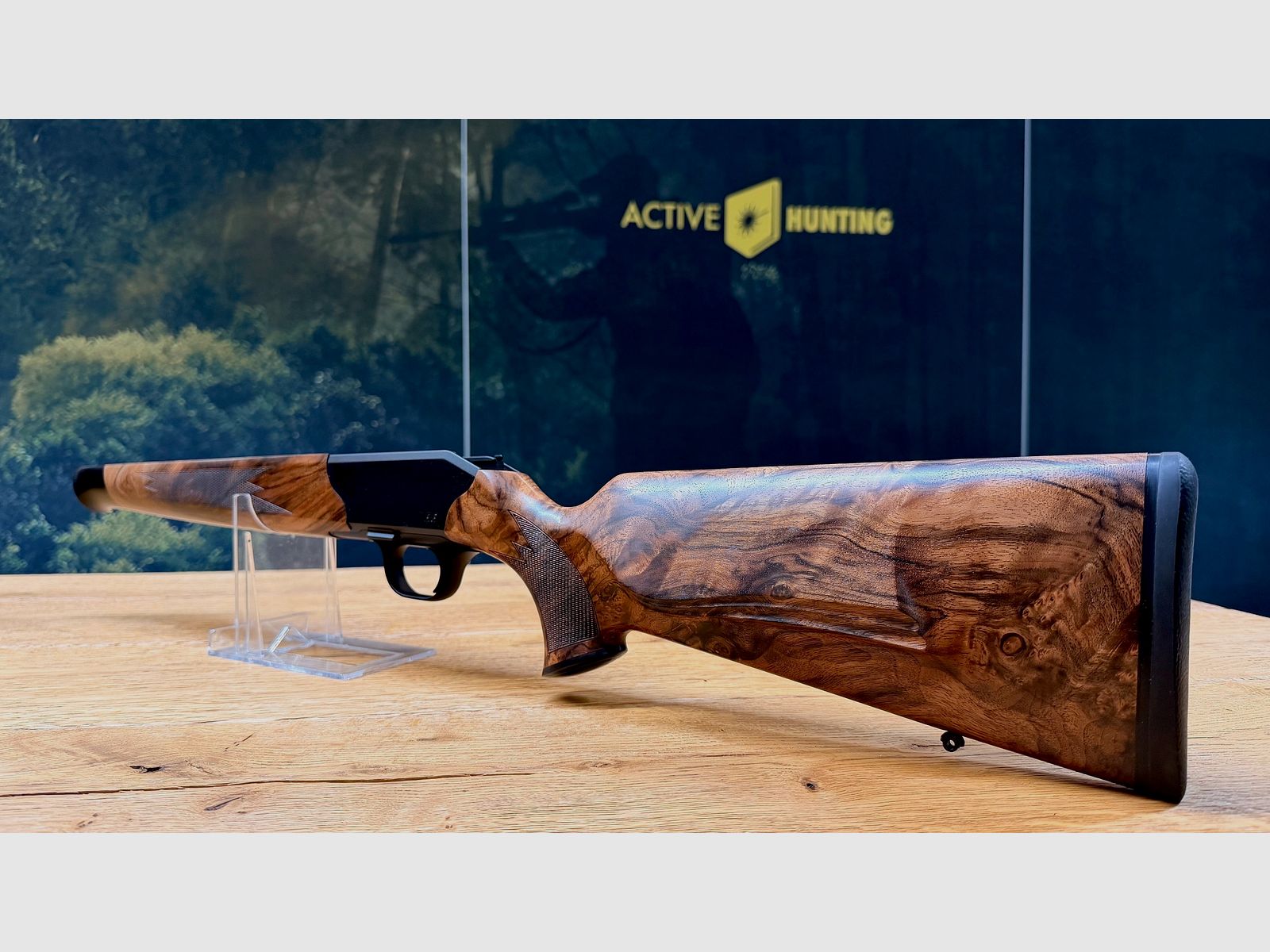 Blaser R8 Schaft / Holzklasse 7 / Bayrische Doppelfalzbacke / seidenmattes Finish / Logo Schwarz