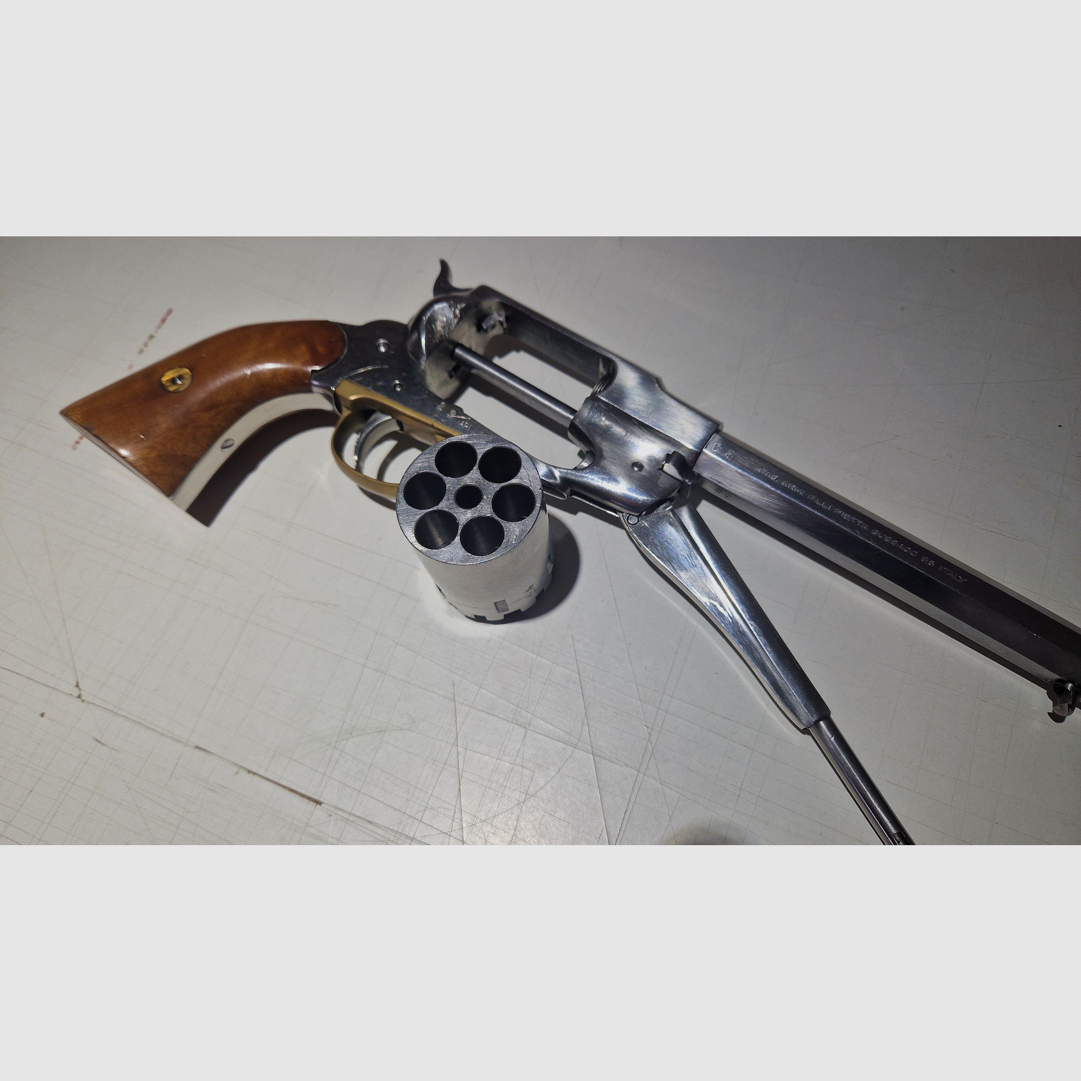 Revólver de percusión Pietta 44 con cañón de 8 pulgadas