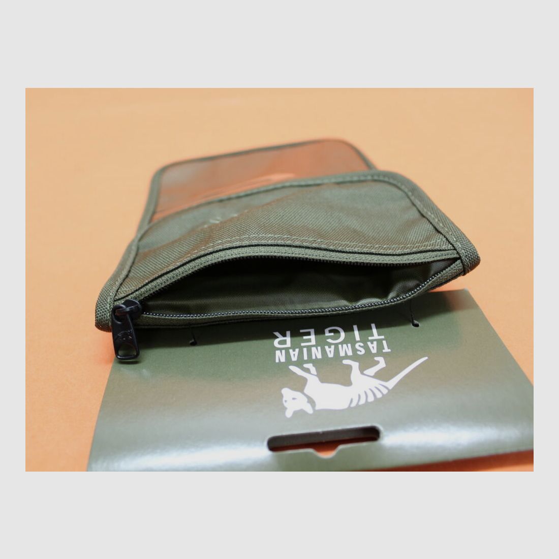 Tasmanian Tiger TT Neck Pouch (7621) 036 cub: copertura per documento con coperchio e tasca con zip circa 280x145x15mm