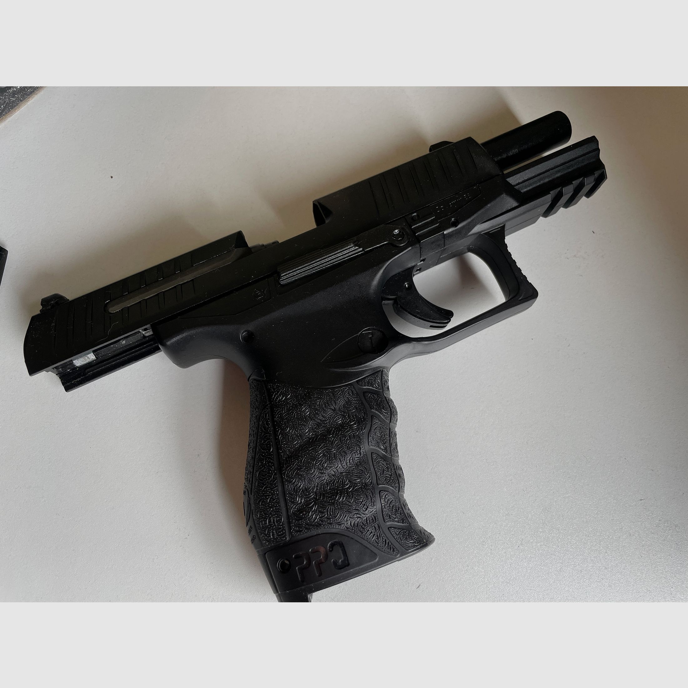 Walther PPQ Airsoft mit zwei Magazinen und Holster