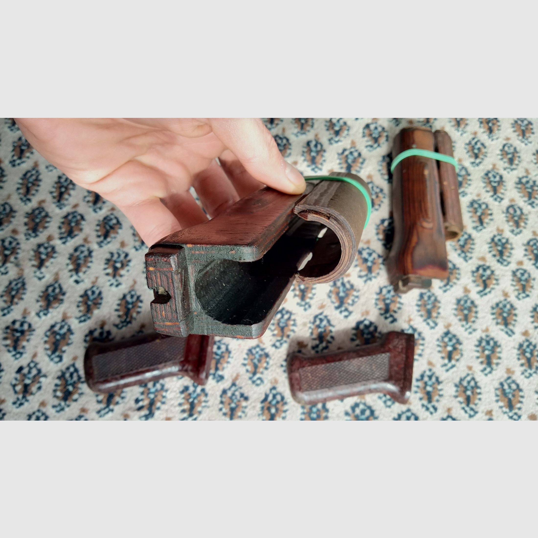 2 Sets Original Anbauteile inkl. Holz Laminat Handschutz und Bakelit Griff / AKM und AK74 