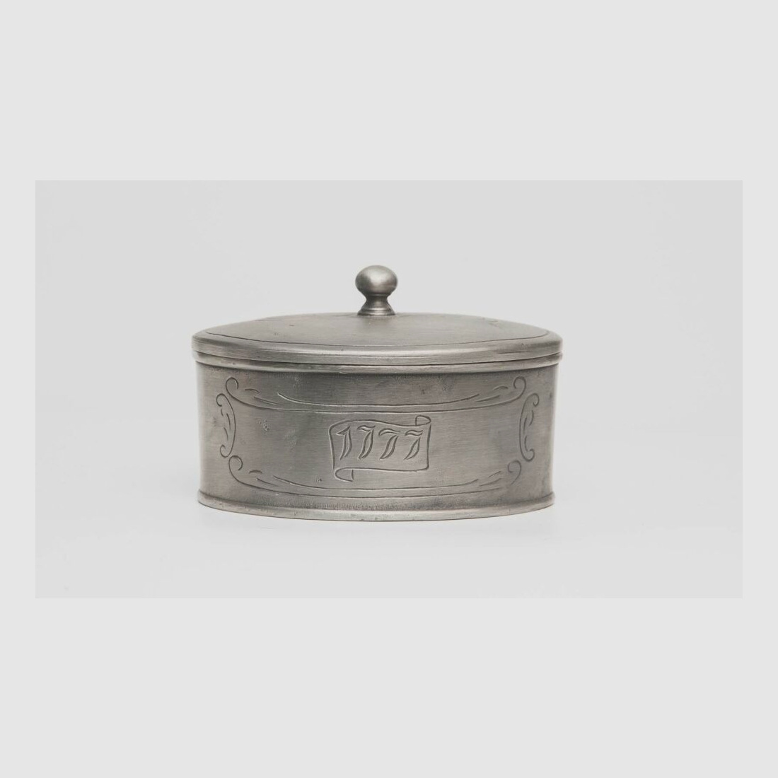 antique tin box hunting jewelry decoration