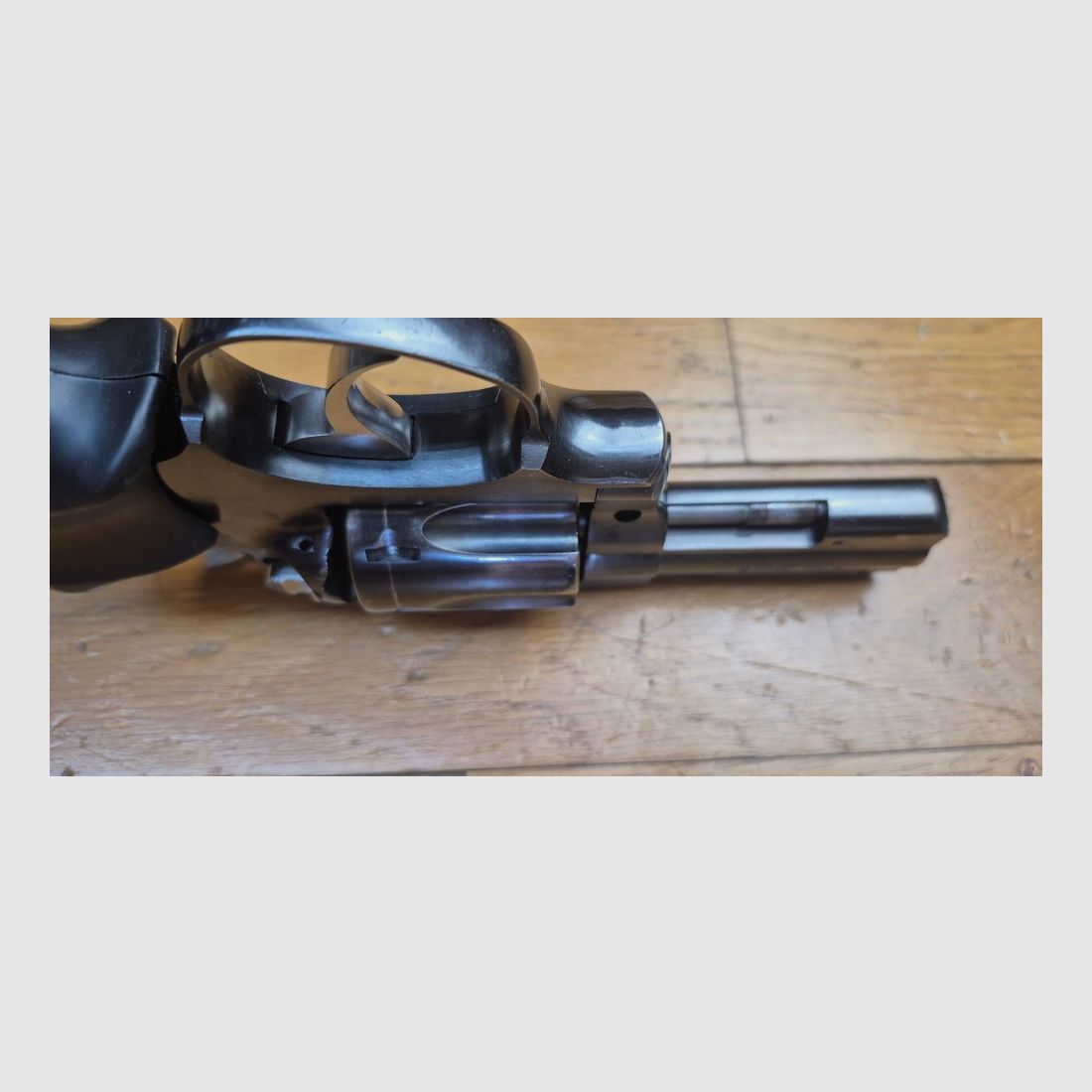 Sehr gutes Exemplar des Revolvers MR88 D – Gute Produktion von Manurhin aus den späten Jahren – 3 Zoll im Kal. 38Sp – Rahmen 100% Stahl Manurhin – Brünierung zu 95% – Sehr gute Mechanik – Ausgezeichneter Lauf im neuwertigen Zustand – Trausch-Griff – BE+/TBE, Bild 12 von 23