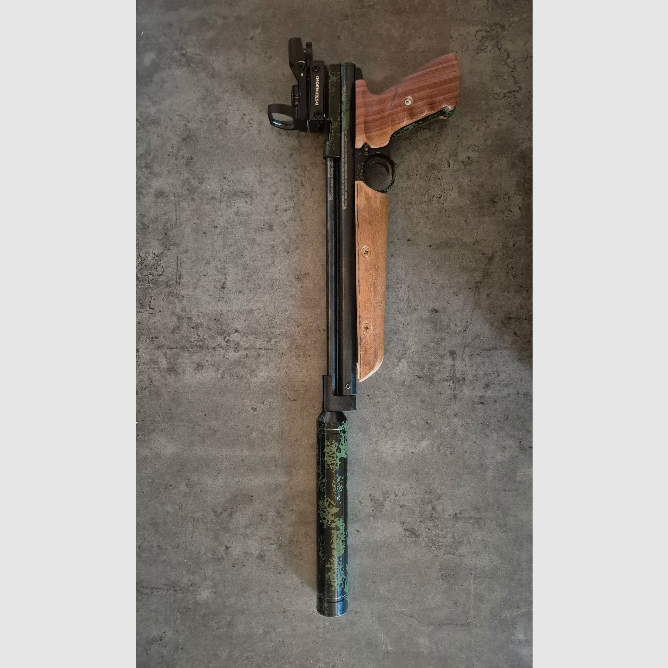 Crosman 1322 z tłumikiem i celownikiem Red Dot pistolet pneumatyczny