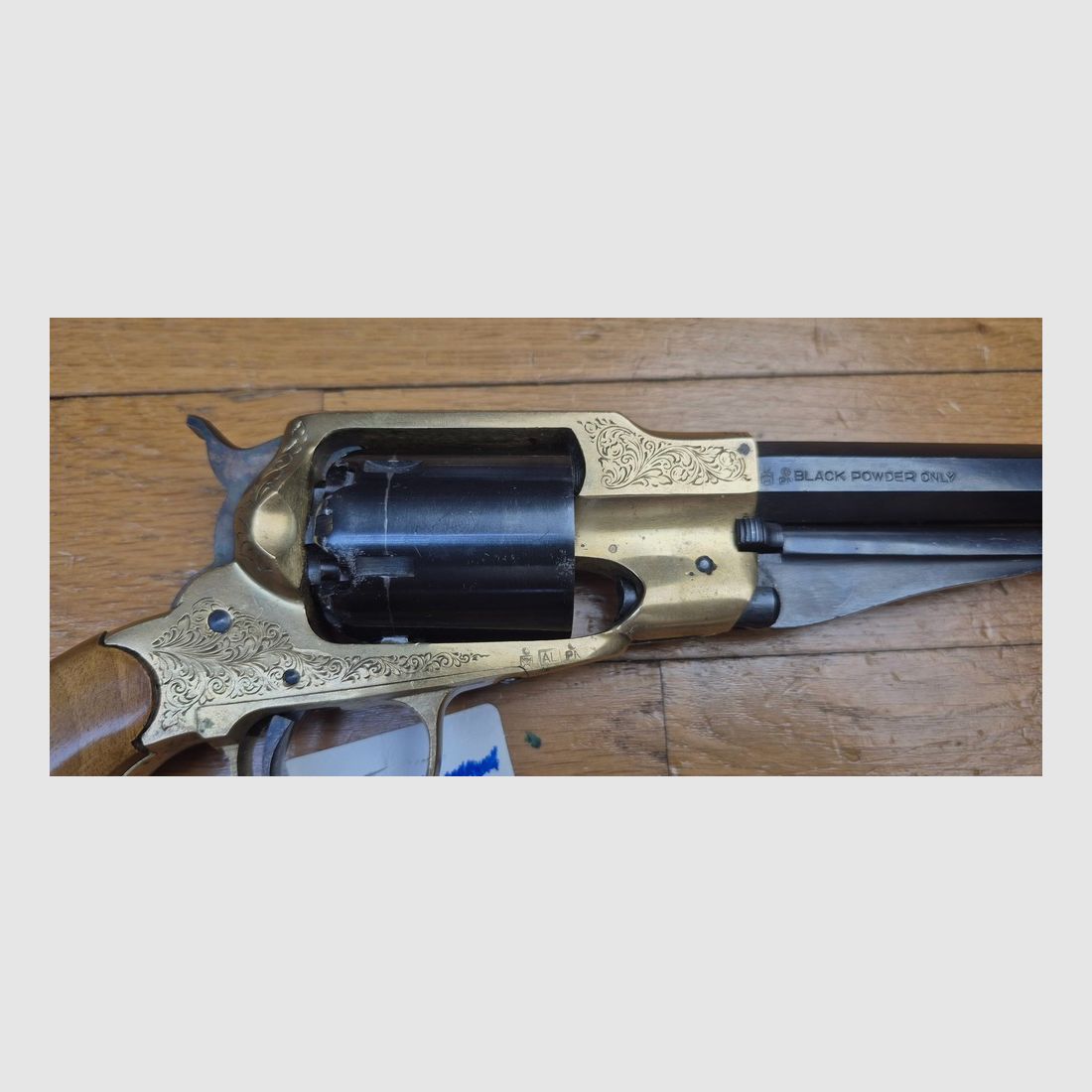 Revolver Typ Remington 1858 Navy — Kal. .36 PN (Schwarzpulver) — Italienische Replik von Rigarmi / RAG — Schöne Griffschalen — Gravierte Messingbeschläge — Ausgezeichneter Spiegel-Lauf und schöne Kammern — Waffe von 1983 — Sehr gute Mechanik — TBE, Bild 19 von 22
