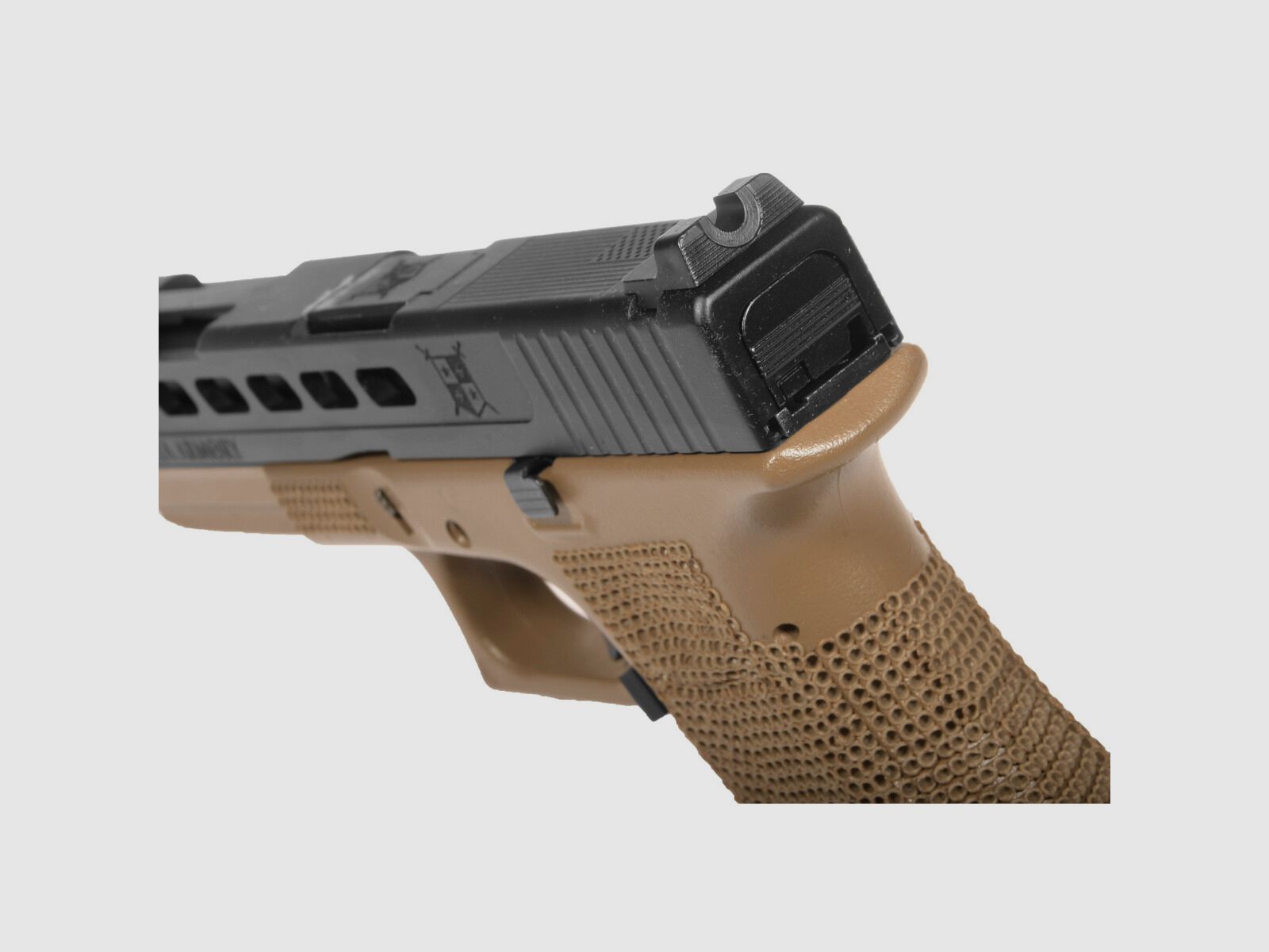 P06 GBB Airsoft Pistol con Grip Stippling in Tan | Delta Armory