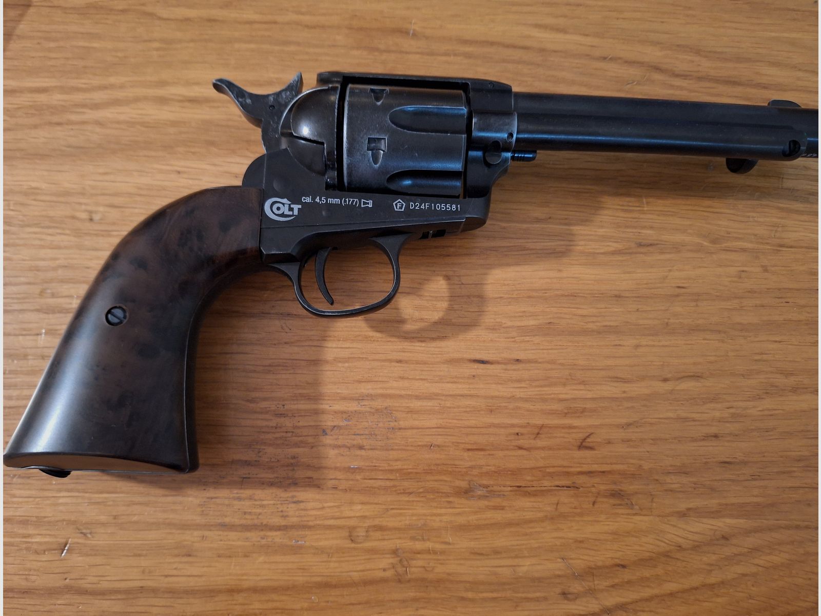 Colt Single Action Army (SAA) Co2 4,5 mm Diabolo gezogener Lauf realistisches Nachladen mit 22 Ladehülsen antik finish