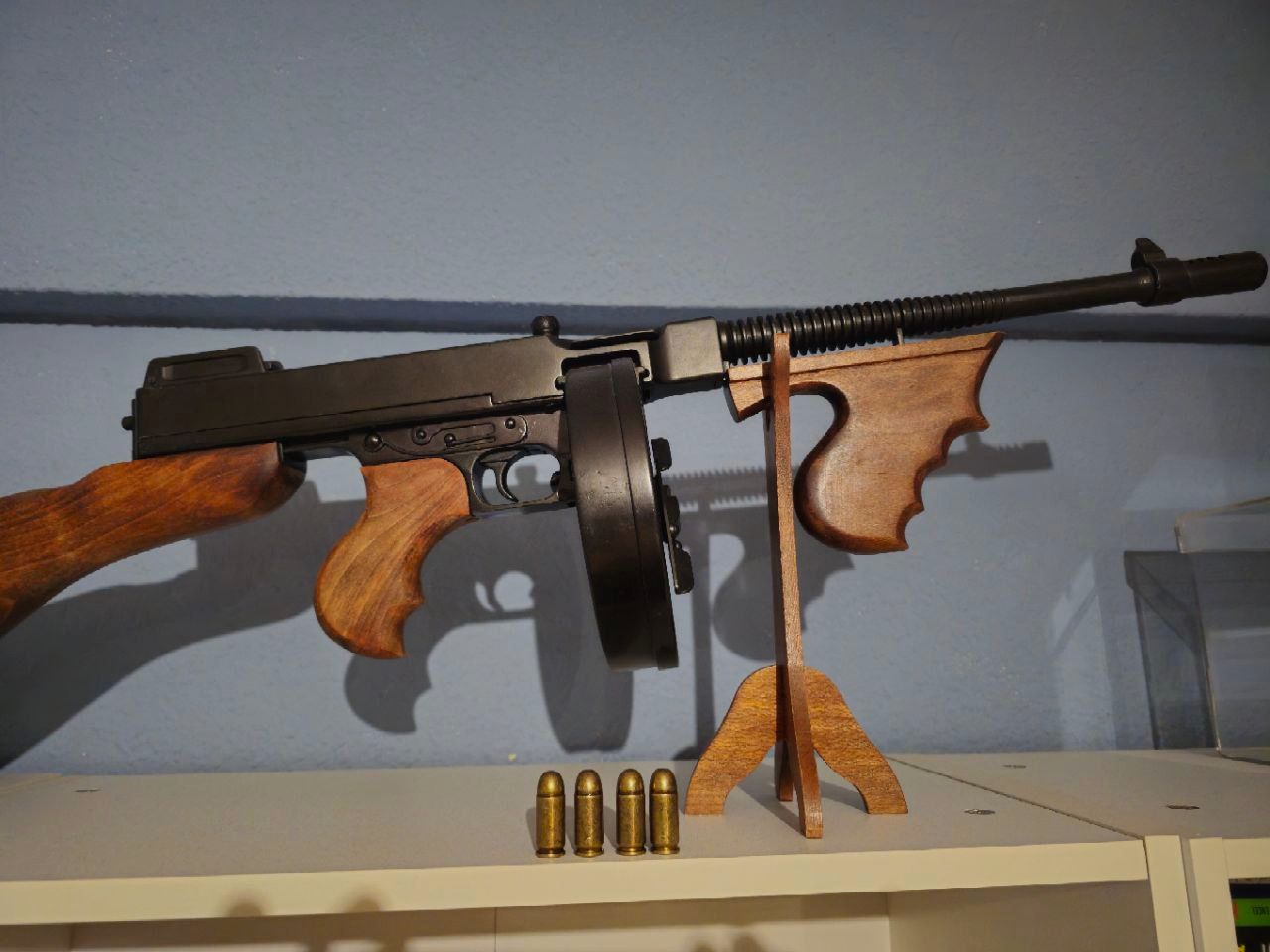 Dekowaffe Thompson M1928 "Chicago Typewriter" Replik von Denix inkl. Zubehör – Nicht schussfähig!