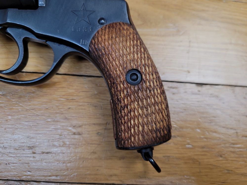 Schöner russischer Revolver Modell 1895, genannt Nagant – Tula Arsenal – Monomatrikularm von 1931 – Kaliber 7,62 Nagant – Sehr schöne Mechanik – Schöne Brünierung – Wunderschöner Lauf – Waffe der Wahl in TBE++, Bild 3 von 22
