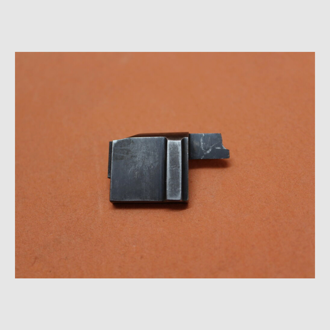 SURPLUS Luger P06: Deckplatte Schweiz komplett m. Winkelhebel + Stift