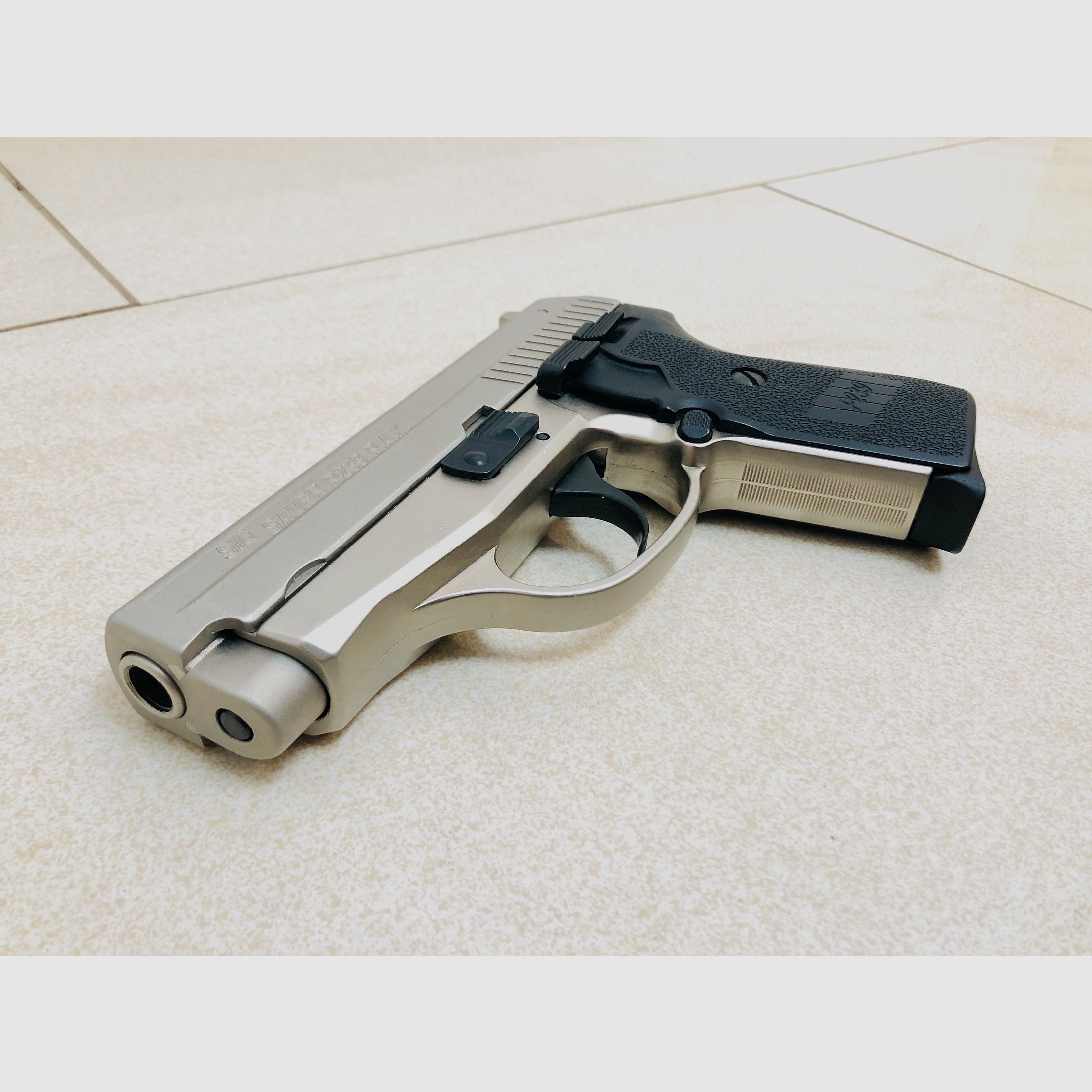 ••• SIG SAUER P239 pistolet d'alarme / Nickel / accessoires / OVP / PTB 799 •••