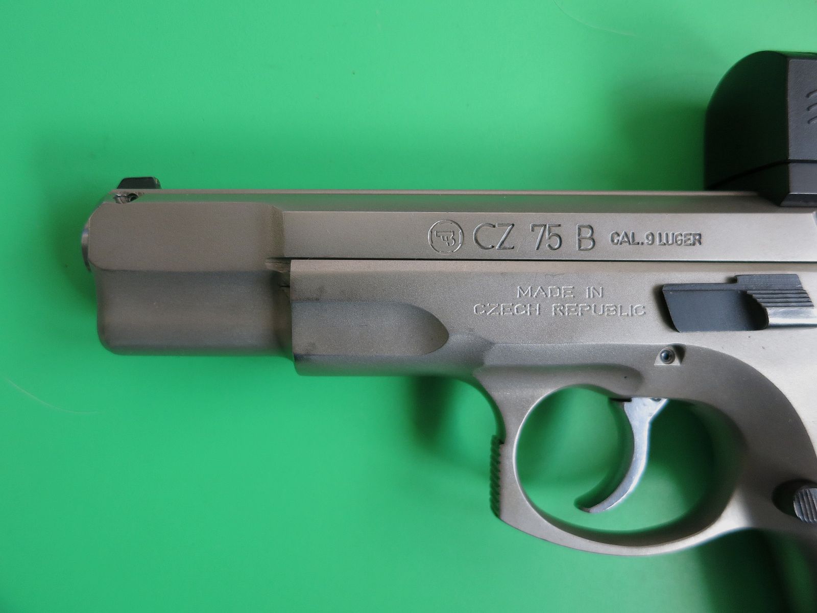 Brünner CZ75 B stainless or ČZ 75 (Česká zbrojovka), semi-automatic pistol, cal. 9×19 + Burris Fastfire #90