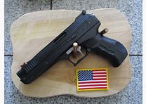 Pistolet à air comprimé Beeman P17 4,5 mm Neuf, accroché comme déco environ 6 mois au mur avec planche en bois