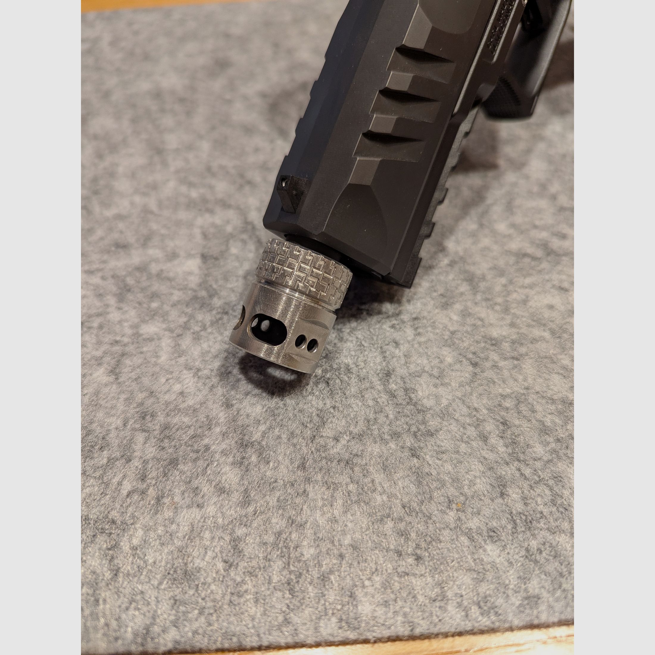 Walther PDP compensator vermindert recoil ook voor anderen.