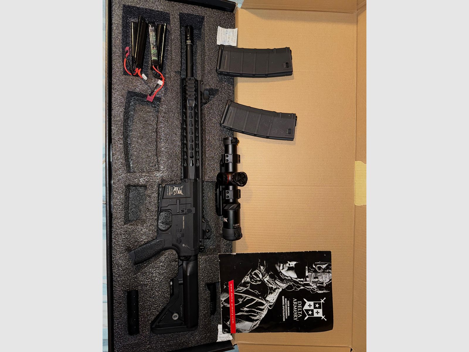 Delta Amory AR15 mit Visier, 2 Akkus und 2 Magazinen