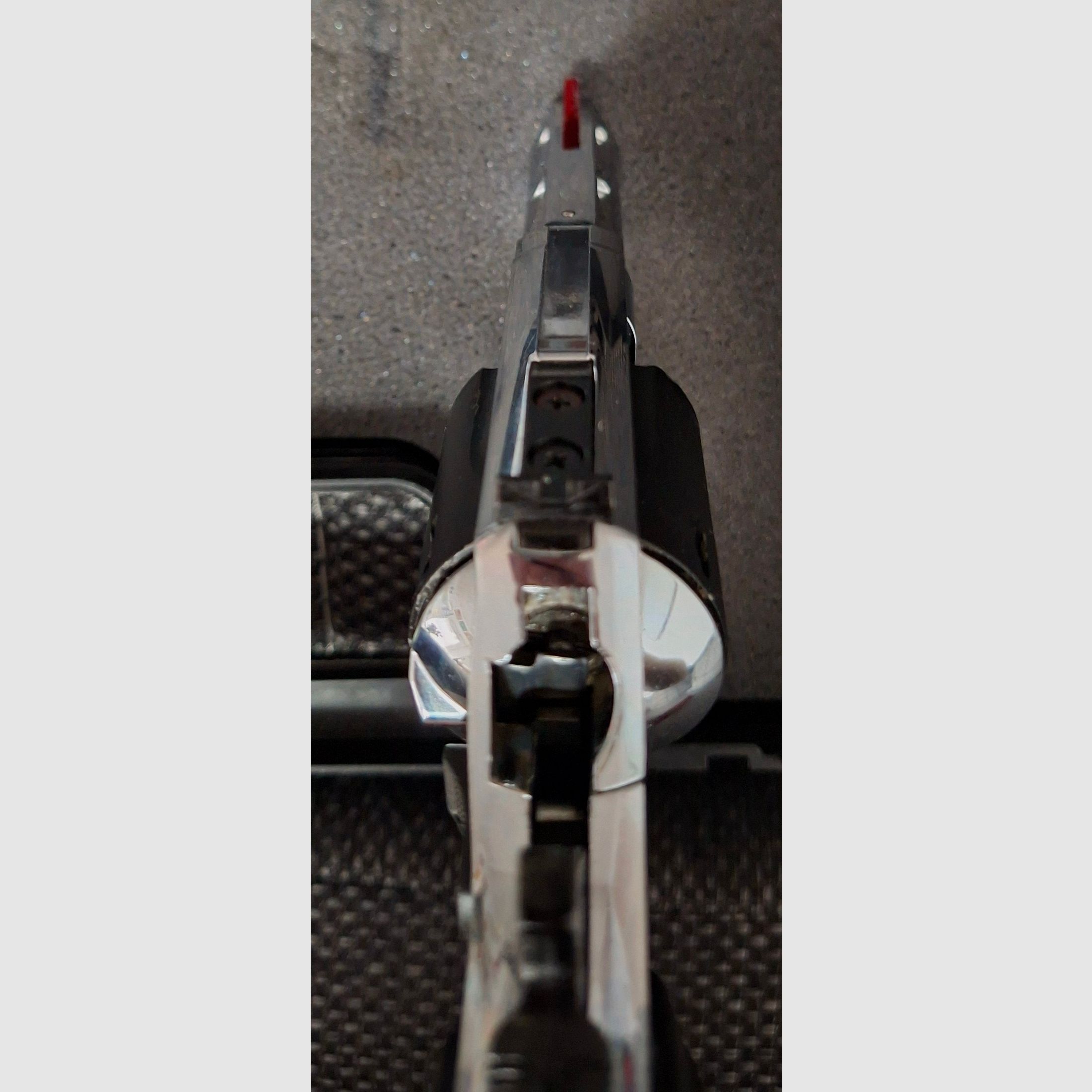 Zoraki R2 3 pulgadas PIEZA ÚNICA.Descripción Querida comunidad de eGun,  está a la venta un Zoraki R2 3" en calibre 9 mm R.K. en una excepcional versión Duo-Tone cromo/negro.  El revólver cuenta con el armazón y cañón cromados, así como un tambor negro y cachas negras. El tambor negro proviene originalmente de otro revólver y fue instalado en este ejemplar. Esto creó esta combinación Duo-Tone muy interesante y visualmente atractiva, que nunca estuvo disponible regularmente en el mercado libre y no corresponde a la versión de serie.  Otro punto visual destacado es el alza pintada de rojo, que le da al revólver un acento individual adicional.  El revólver ha sido disparado por mí muy poco y se encuentra en un estado muy bueno, casi como nuevo. Técnicamente, el revólver está completamente funcional.  Prueba de fuego: CB (2021)     Contenido del envío:  - Zoraki R2 3" – PTB 1007  - Maletín original  - Documentos originales  - Cepillo de limpieza  - Copa de disparo     Una buena oportunidad para coleccionistas y amantes de los revólveres Zoraki que buscan una versión Duo-Tone inusual.     ¡Por favor, presta atención a las condiciones en MyGun!    Homologación de serie para pistolas / revólveres PTB-Nr.:   1007 más información:  Descripción Querida comunidad de eGun,  está a la venta un Zoraki R2 3" en calibre 9 mm R.K. en una excepcional versión Duo-Tone cromo/negro.  El revólver cuenta con el armazón y cañón cromados, así como un tambor negro y cachas negras. El tambor negro proviene originalmente de otro revólver y fue instalado en este ejemplar. Esto creó esta combinación Duo-Tone muy interesante y visualmente atractiva, que nunca estuvo disponible regularmente en el mercado libre y no corresponde a la versión de serie.  Otro punto visual destacado es el alza pintada de rojo, que le da al revólver un acento individual adicional.  El revólver ha sido disparado por mí muy poco y se encuentra en un estado muy bueno, casi como nuevo. Técnicamente, el revólver está completamente funcional.  Prueba de fuego: CB (2021)     Contenido del envío:  - Zoraki R2 3" – PTB 1007  - Maletín original  - Documentos originales  - Cepillo de limpieza  - Copa de disparo     Una buena oportunidad para coleccionistas y amantes de los revólveres Zoraki que buscan una versión Duo-Tone inusual.     ¡Por favor, presta atención a las condiciones en MyGun!    Homologación de serie para pistolas / revólveres PTB-Nr.:   1007 más información: