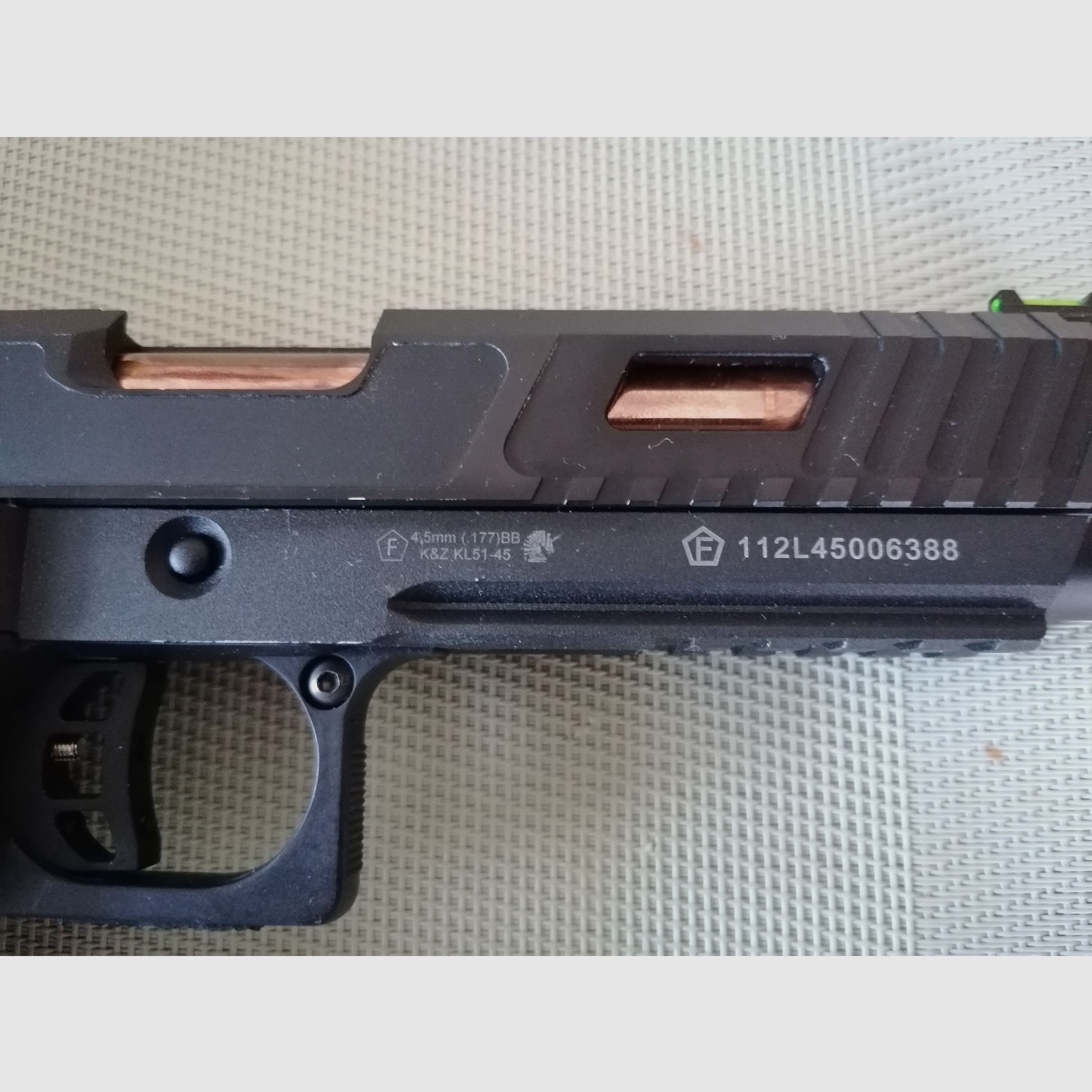 Pistole 4,5mm Kaliber mit Magazin und Halfter