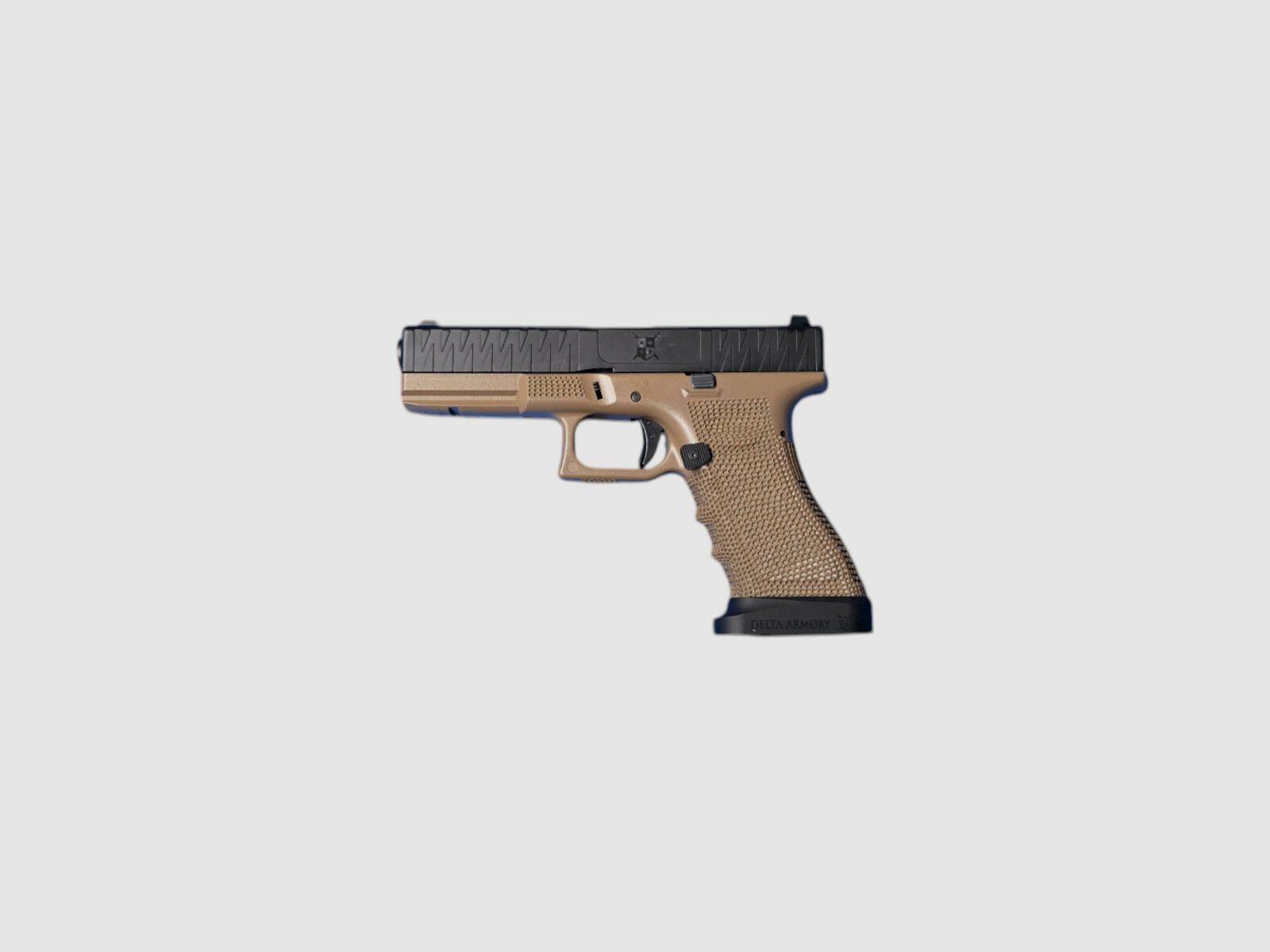 P05 GBB Airsoft Pistool met Grip Stippling in Tan | Delta Armory
