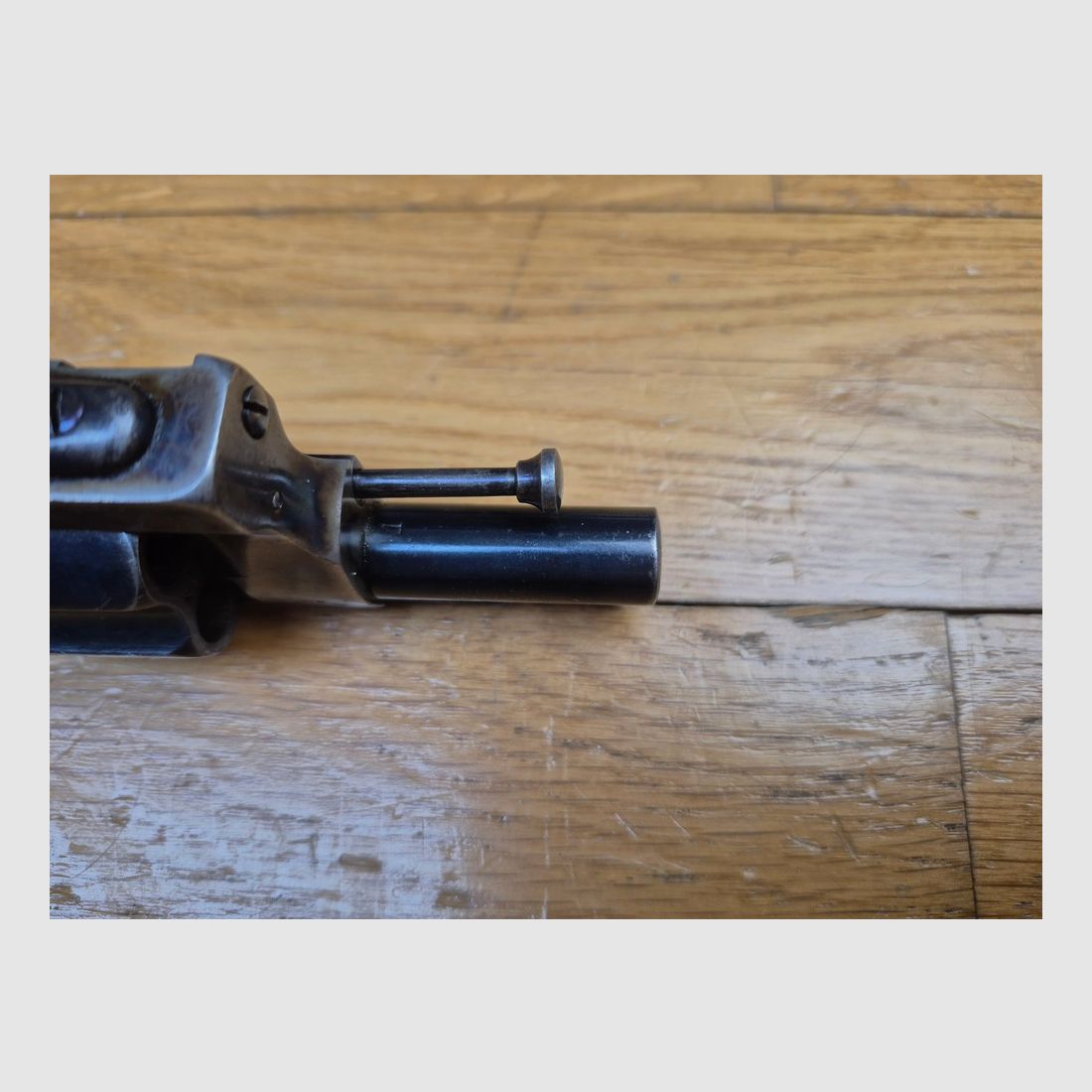 Zeer mooie revolver D.D.Oury – 8mm 1892 – Gemarmerde behuizing – Prachtige bluing – Levendige poederstempels van Luik – Ebenhouten handgrepen – SA / DA – Spiegelkamers en loop – Rechtsdraaiende cilinder – Echte Smith & Wesson Bodyguard uit de goede oude tijd! – Categorie D – TBE++, afbeelding 12 van 22