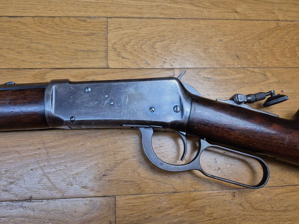 Sehr schöne Winchester Model 1894 – Version Büchse mit oktagonalem Lauf (!) – Herstellung Winchester New Haven von 1919 – Holz in Top-Zustand – Lauf superbe – Mechanismus einwandfrei – Wunderschöner Lyman N° 2 Diopter aus der Zeit – Sehr schöne Markierungen auf schönem Brünierung – Wunderschönes Sammlerstück! – TBE ++, Bild 27 von 33