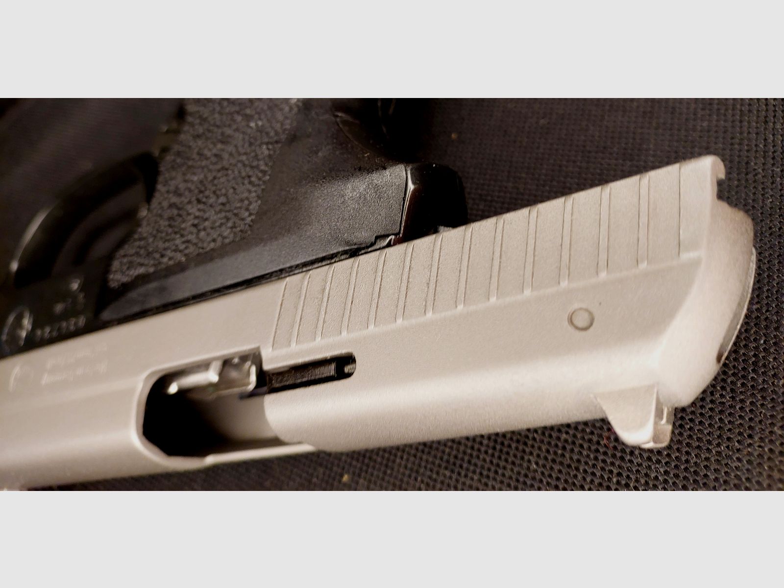 Sig Sauer P239 Nickel schreckschusspistool in kaliber 9 mm P.A.K. (PTB874) met Fobus holster